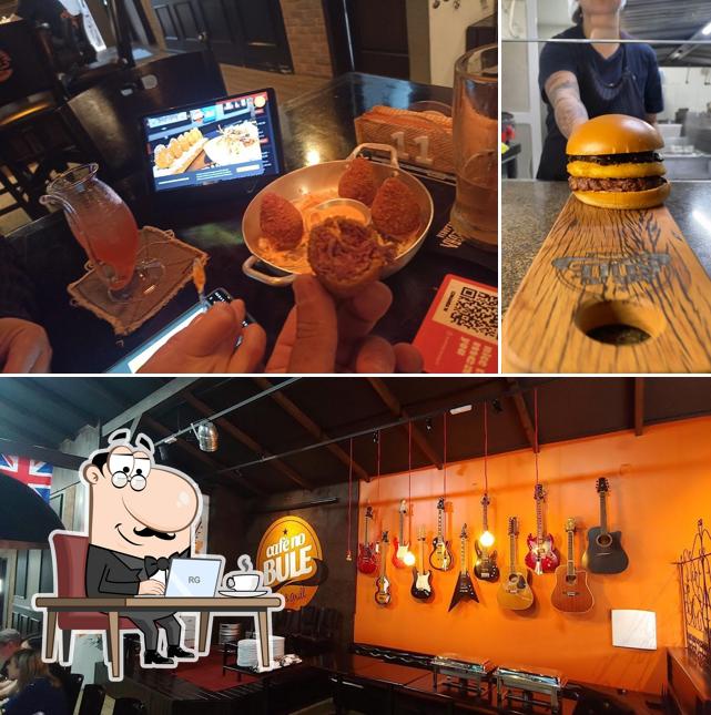 Sente em uma das mesas no Café No Bule Pub & Grill