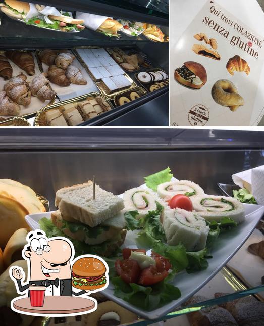 Prenditi un hamburger a Bar Hopera