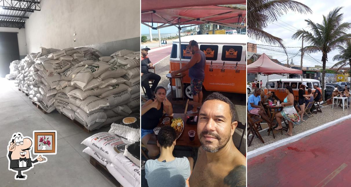 Sente em uma das mesas no Brothers Beer