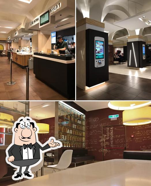 Dai un'occhiata agli interni di McDonald's Roma Piazza di Spagna