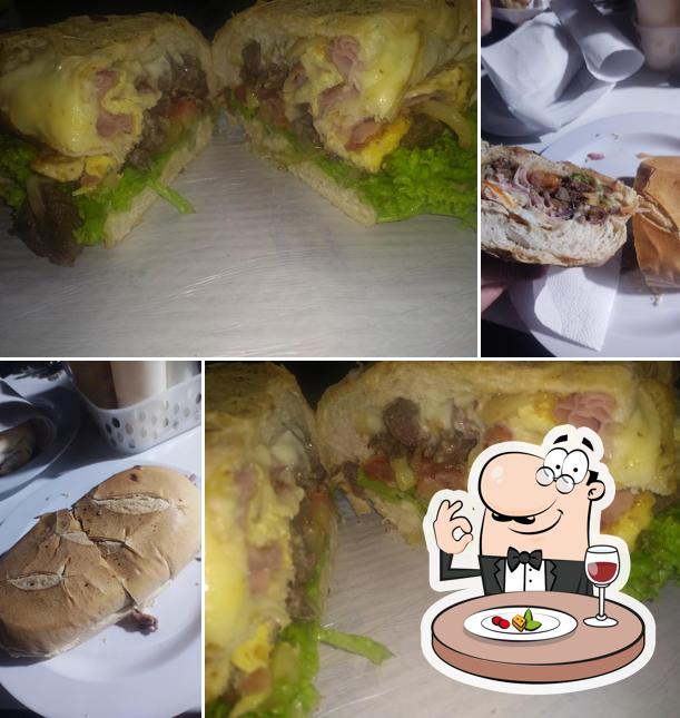 Sanduíche de carne de porco desfiada em Maze Lanches