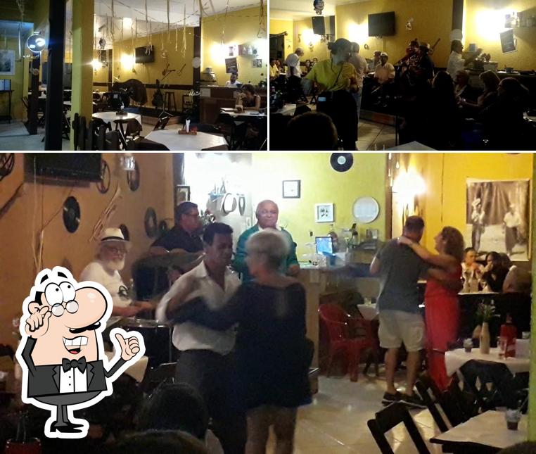 Sente em uma das mesas no Restaurante e Pizzaria Boemia