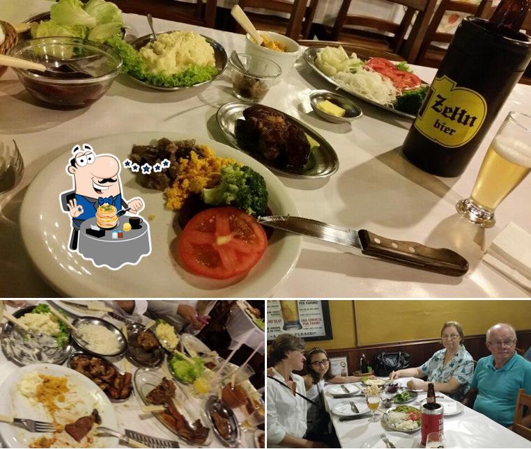 Esta é a foto mostrando comida e mesa de jantar no Recanto do Osmar