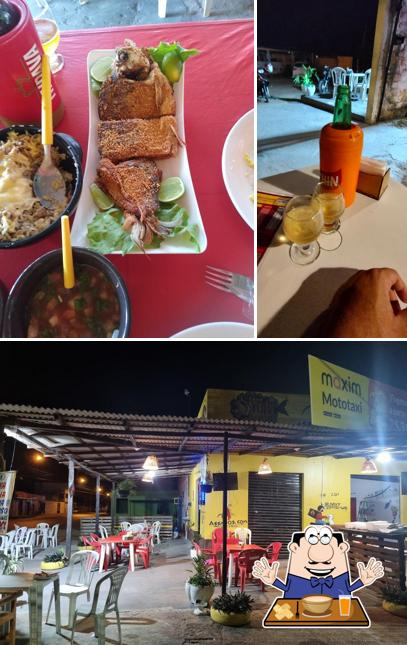 A foto da comida e interior no Assados