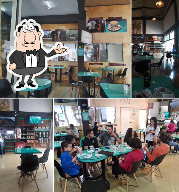 Sente em uma das mesas no Xícara da Silva Café