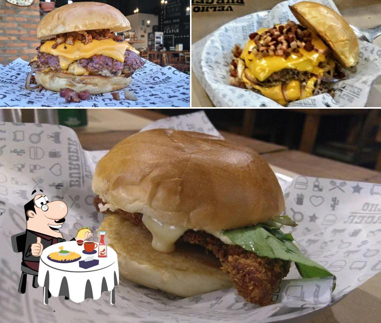 Consiga um hambúrguer no Velho Burger Capuava