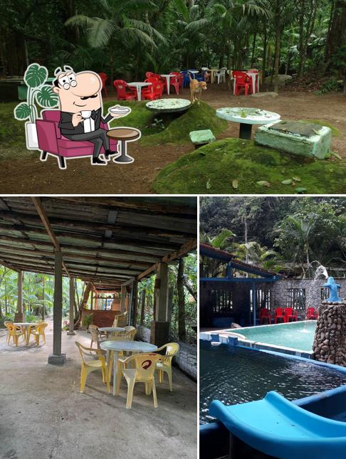 Sente em uma das mesas no Wilson bar e lanchonete mais sombra