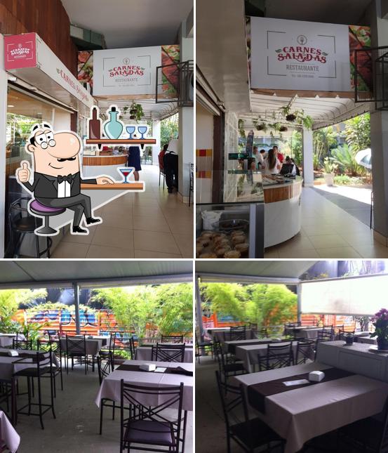 O interior do Carnes e Saladas