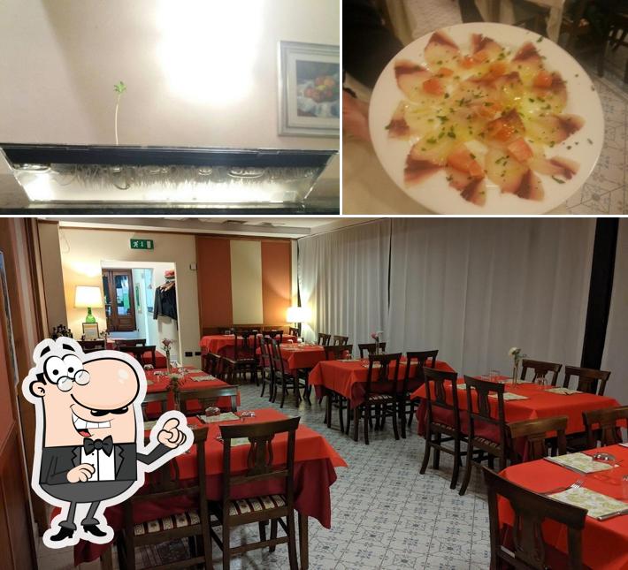 Questa è la immagine che presenta la interni e cibo di Au Lapin Agile