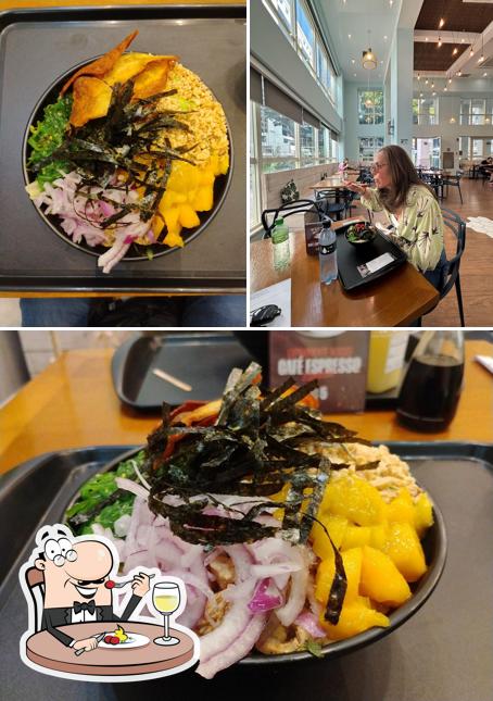 A comida e interior do restaurante