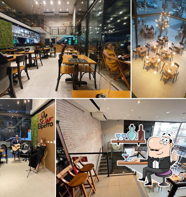 Sente em uma das mesas no Sr. Espetto Santo André