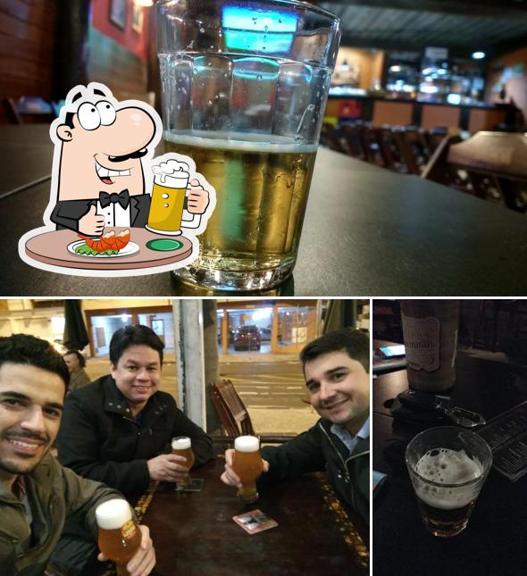 Armazém Snooker Bar aberto de terça a domingo,feriados e véspera de feriado. serve uma gama de cervejas