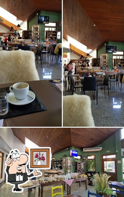 Sente em uma das mesas no Café Da Serra