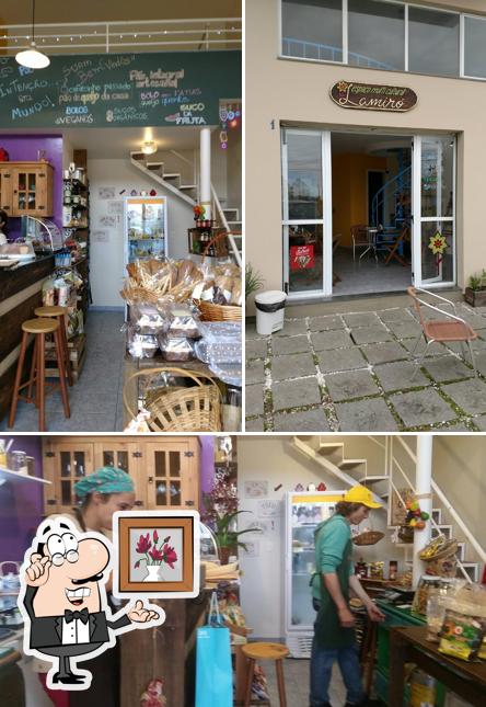 O interior do Lamiró "Alimentação com Intenção, Café e Arte"