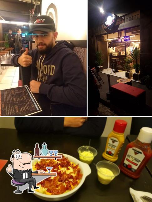 Entre diferentes coisas, interior e comida podem ser encontrados no Rec Replay GRILL & BURGER