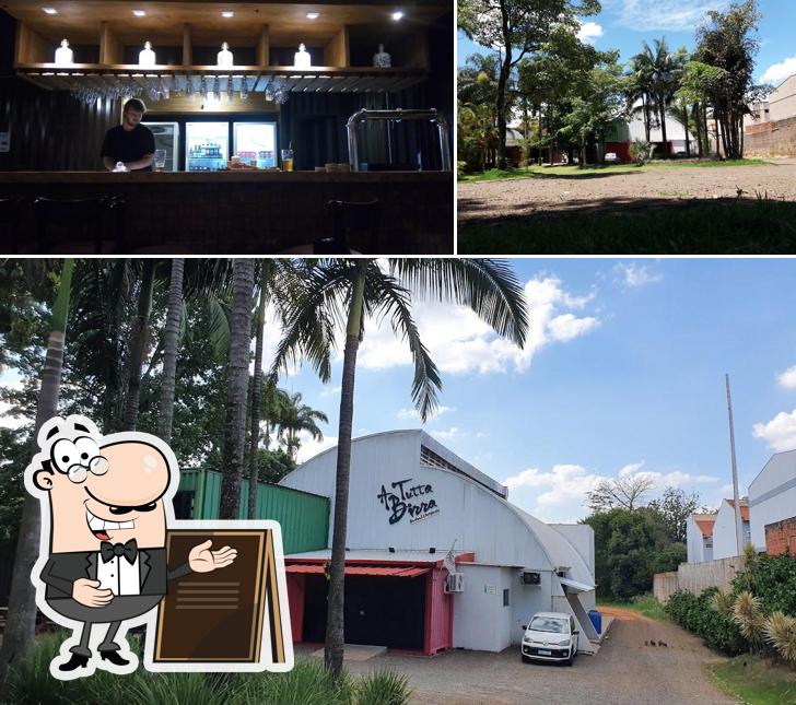 O A Tutta Birra - Cervejaria Artesanal se destaca pelo exterior e balcão de bar
