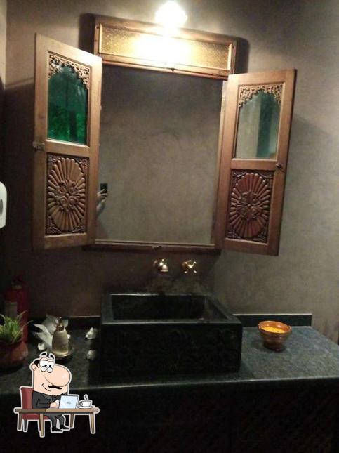 The interior of J1-जेवण