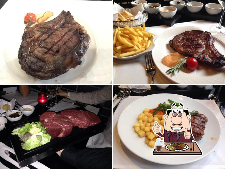 Piatti di carne vengono proposti a Churrasco