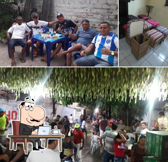 A interior e comida do restaurante