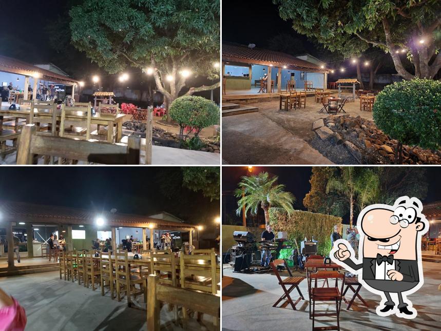 Sente em uma das mesas no Santo Bar