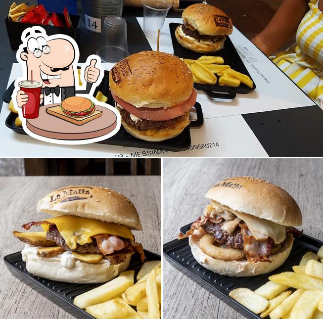 Gustati uno dei tipi di hamburger disponibili a La Matta