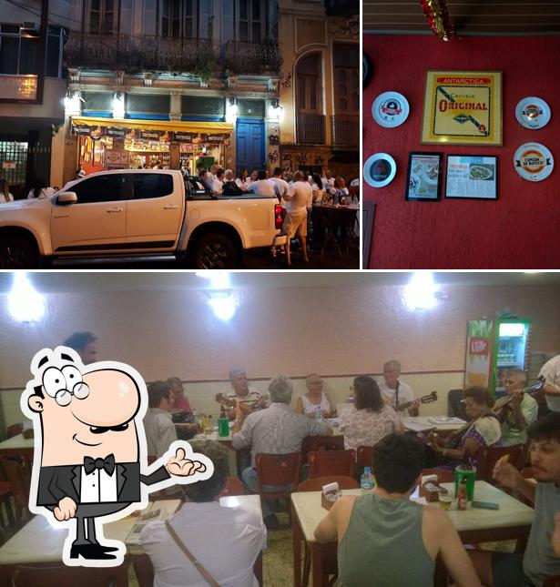 Sente em uma das mesas no Baixo Gago