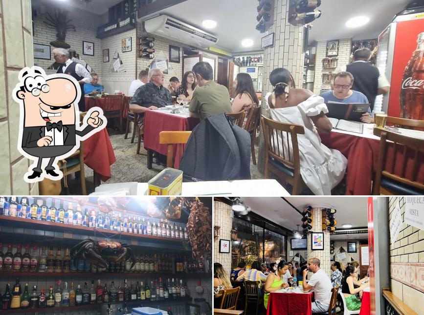 Sente em uma das mesas no O Caranguejo