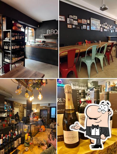 Siediti a un tavolo di Barbecue Hooligans