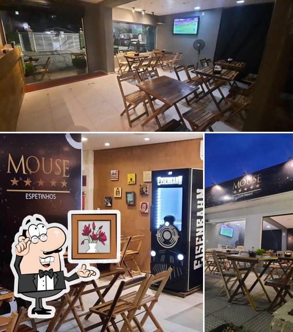 Sente em uma das mesas no Mouse Espetinhos