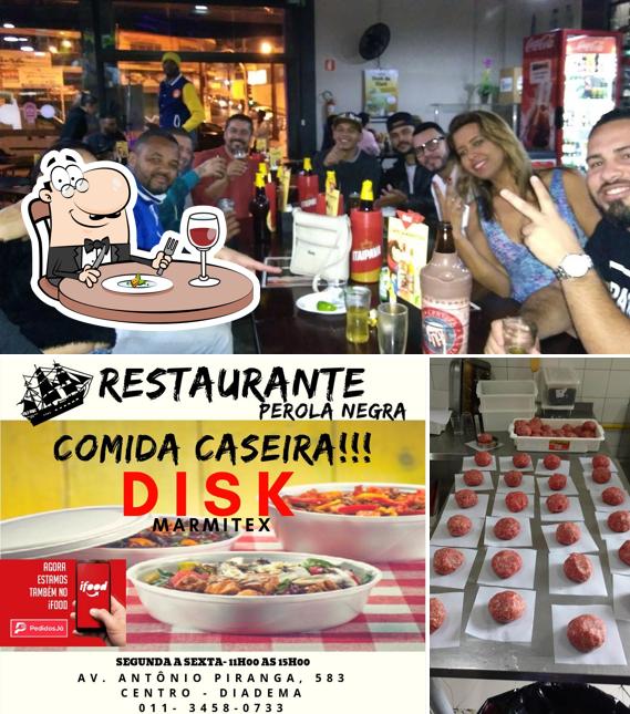 A comida e balcão de bar do restaurante