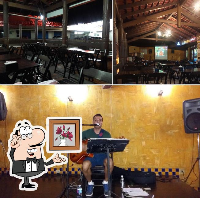 Sente em uma das mesas no Chopparium Chopperia & Pizzaria