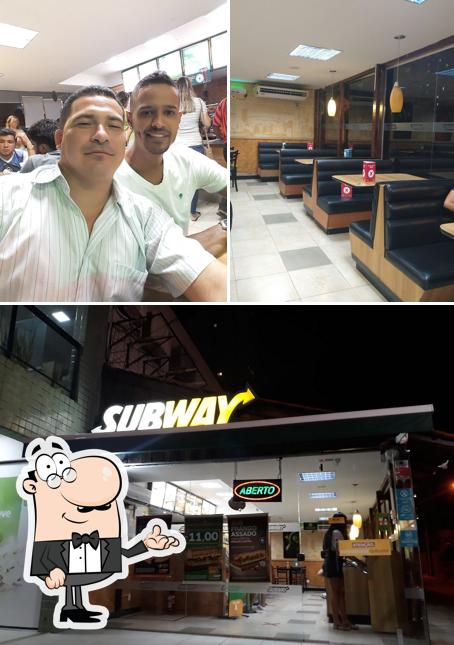 Sente em uma das mesas no Subway