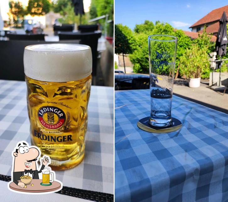 Puoi goderti un rinfrescante bicchiere di birra chiara o scura