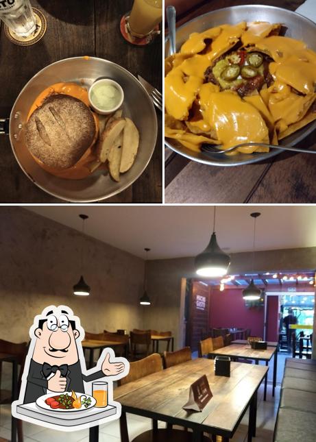 Confira a imagem mostrando comida e interior no Mucho Gusto Burger's & Mexicano