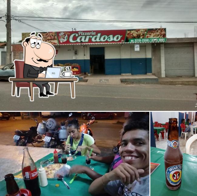 A interior e exterior do restaurante