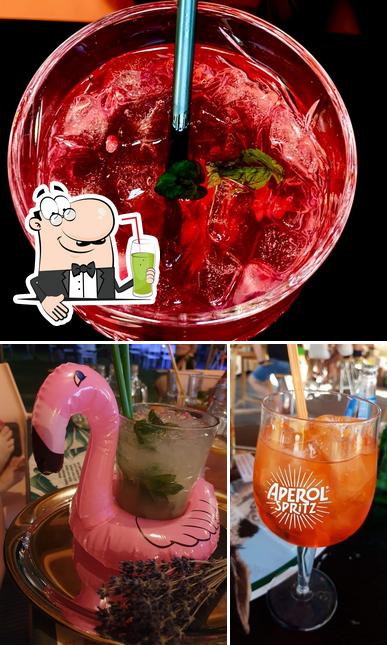 Goditi un drink a Flamingo Beach & Lounge Bar