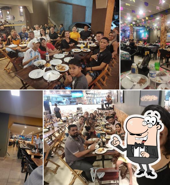 Sente em uma das mesas no Caza da Pizza CPA 2