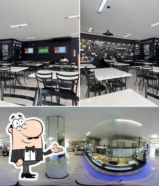 Sente em uma das mesas no Restaurante Emporium Grill