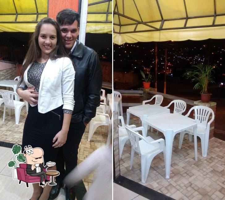 Sente em uma das mesas no Casa da Pizza