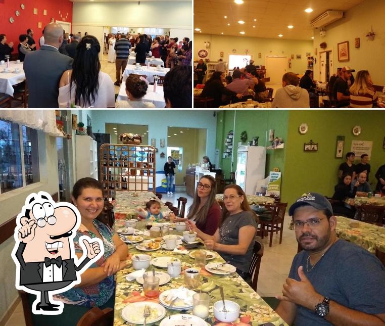 Sente em uma das mesas no Vanille Café Colonial