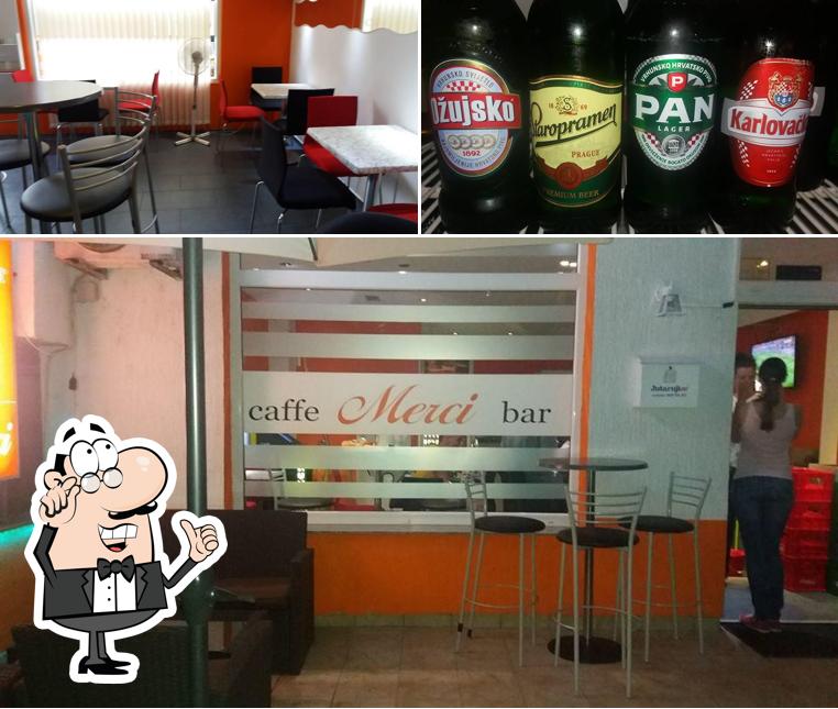 Caffe bar Galerija si caratterizza per la interni e birra