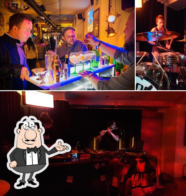 Siediti a un tavolo di Mono Bar