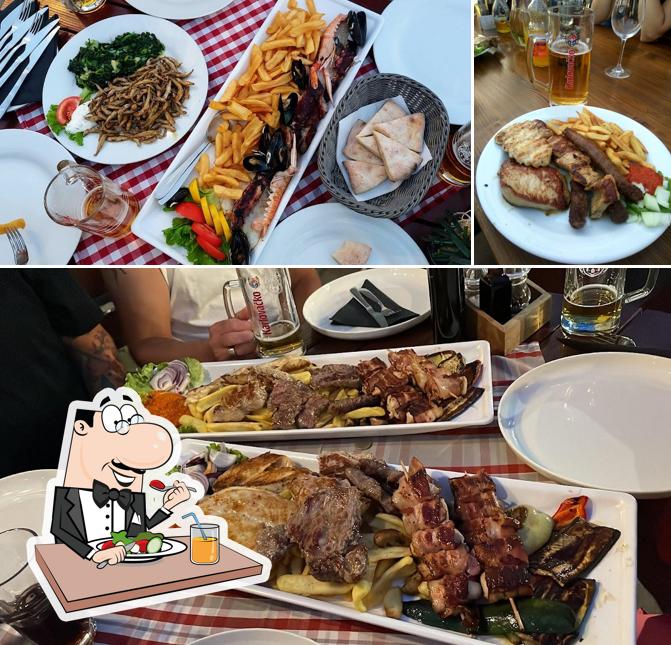 La cibo e tavolo da pranzo del ristorante