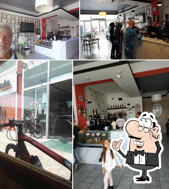 Siediti a un tavolo di Caffè Ristretto Lounge bar