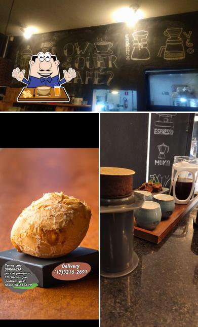 A comida e quadro-negro do restaurante