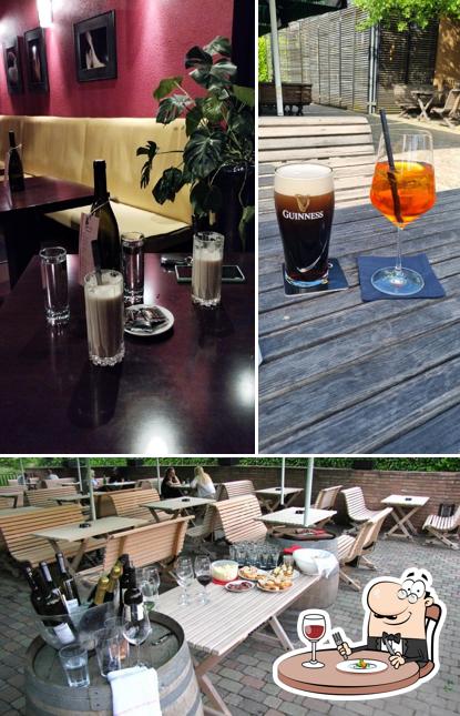 Tra le varie cose da Horse's Pub si possono trovare la cibo e interni