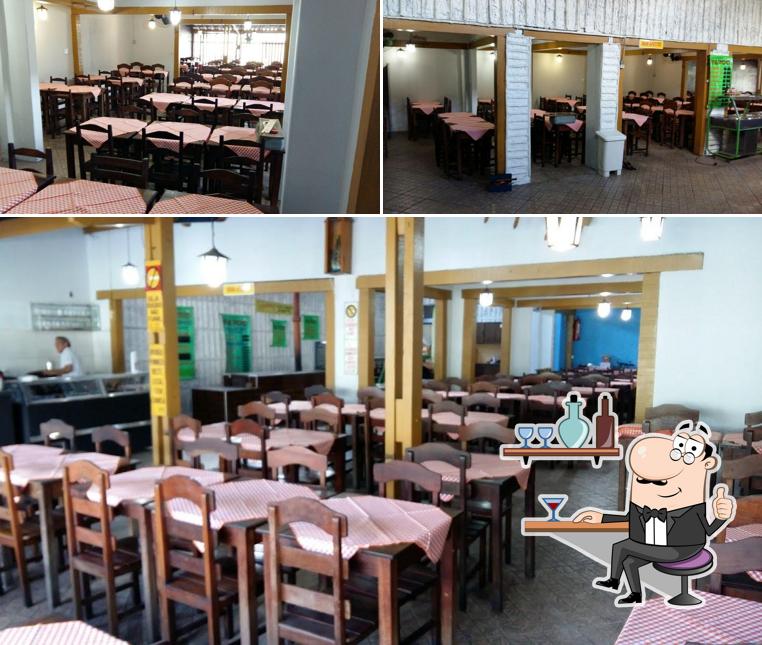 Sente em uma das mesas no 7&700