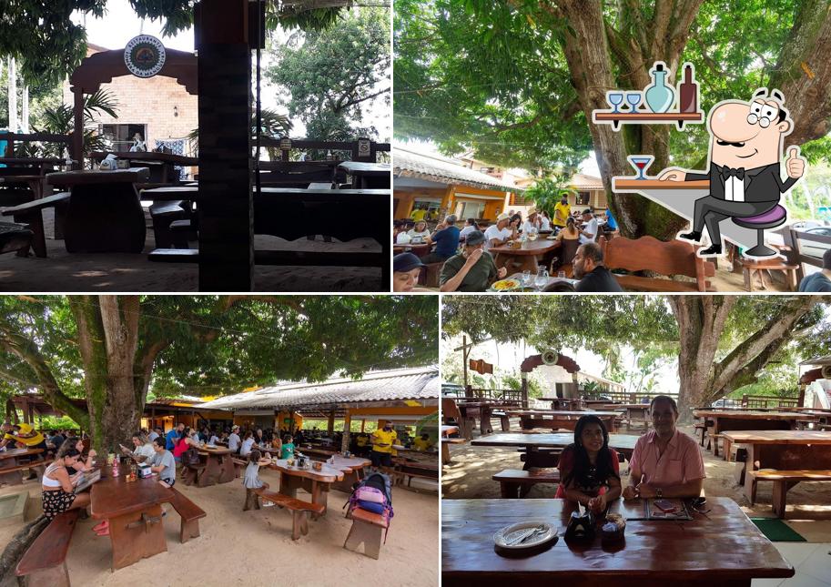 Sente em uma das mesas no Sombra da Mangueira