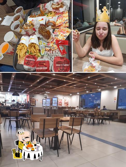 Confira a foto mostrando comida e interior no Burger King
