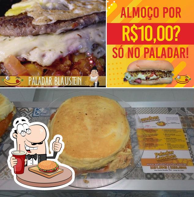 Experimente um hambúrguer no Paladar Lanches